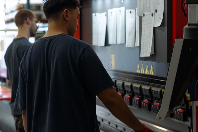 operaio-lavoro-elettrico-sweco-italia